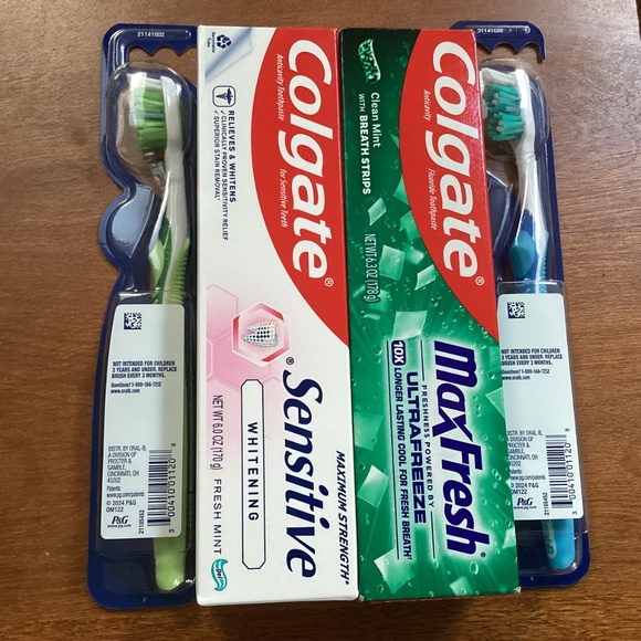 Colgate Toothpastes and Oral-B Toothbrushes Bundle New - Picture 5 of 7